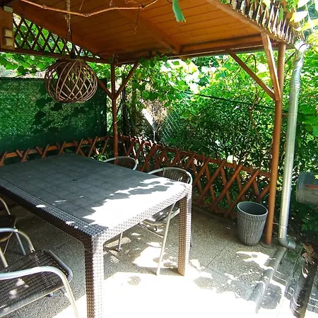 Friends - Promenade Emelet * بالاتونفوريد